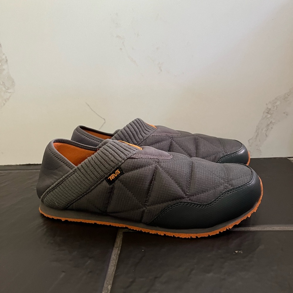 NIB Teva ReEmber Men’s Quilted Slipper in Dark Shadow